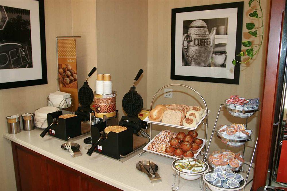 Hampton Inn Cornelia Restoran foto