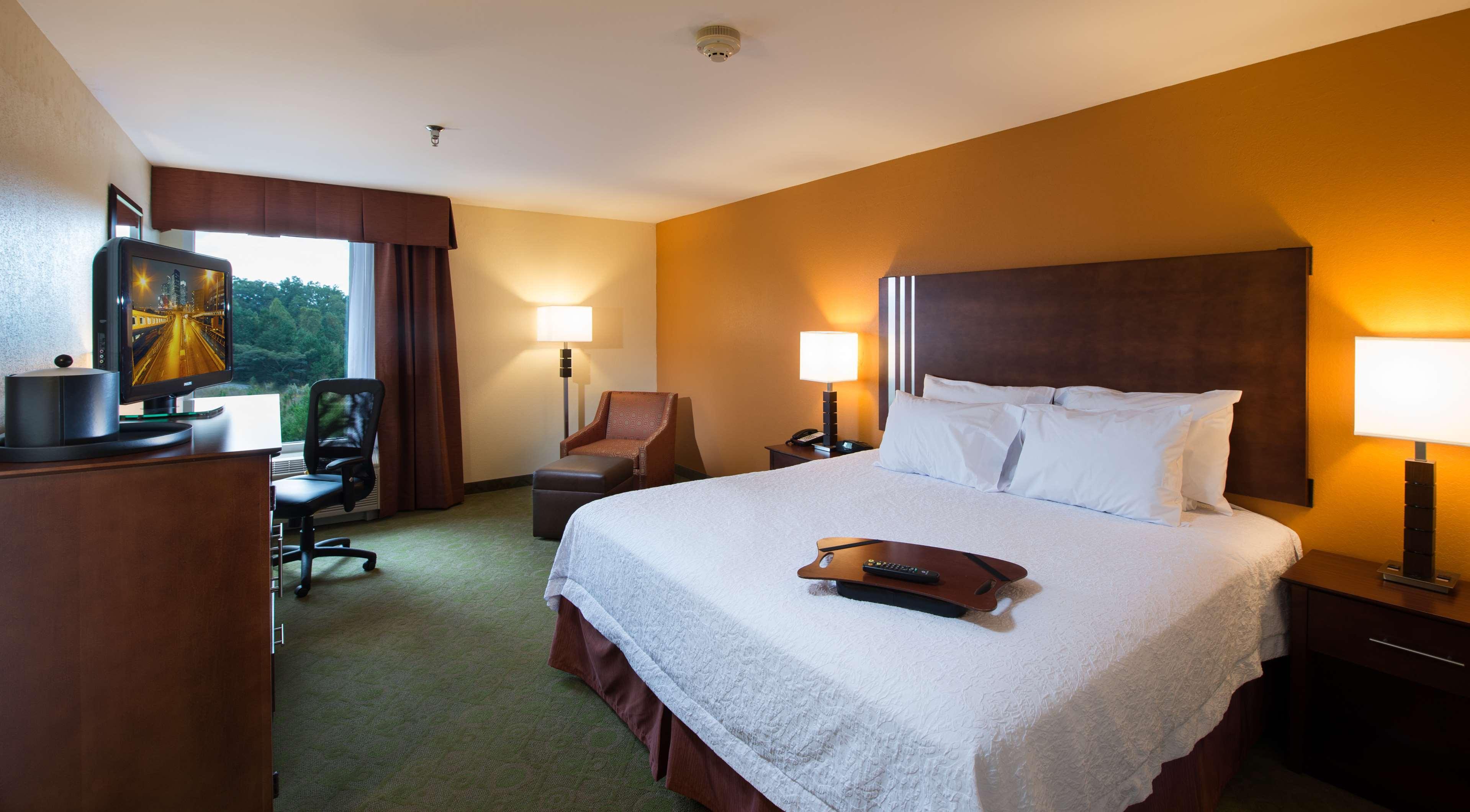 Hampton Inn Cornelia Bagian luar foto