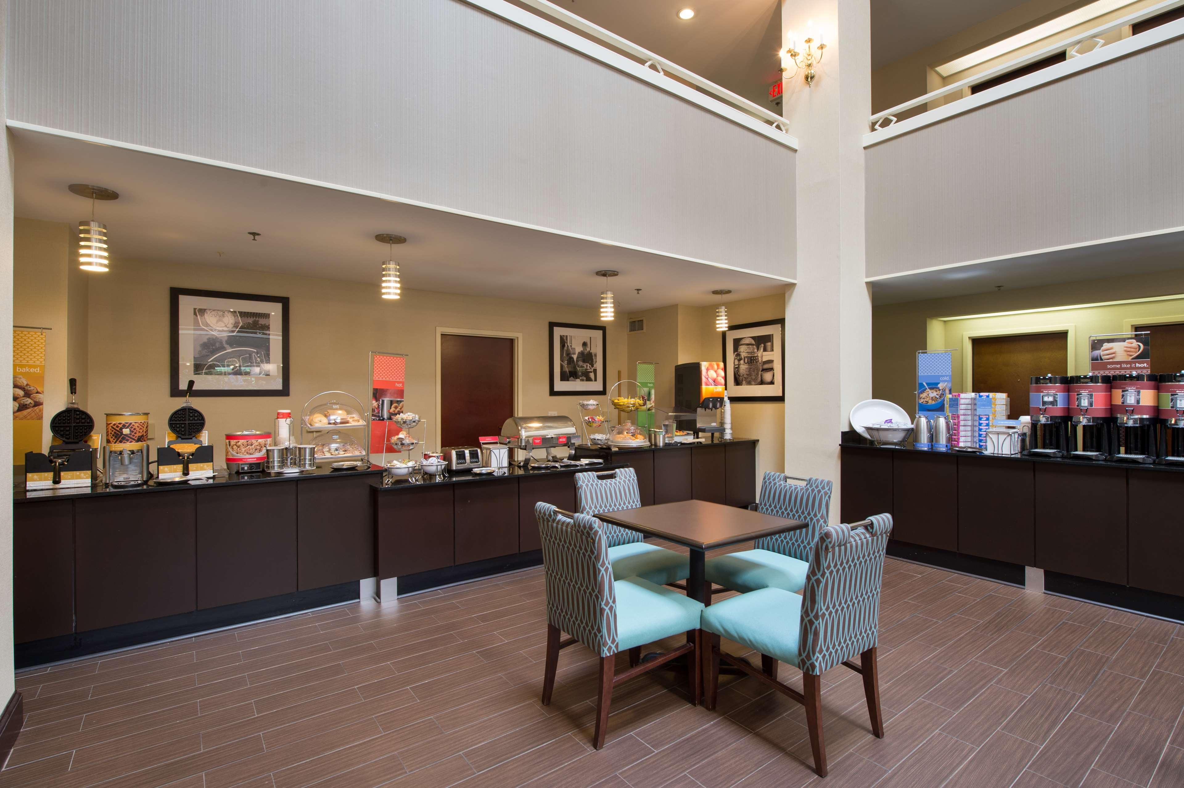 Hampton Inn Cornelia Bagian luar foto