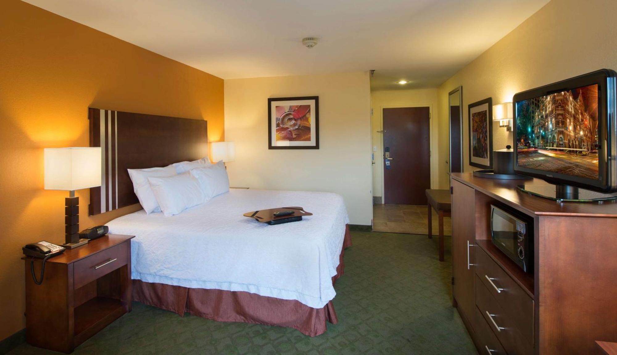 Hampton Inn Cornelia Bagian luar foto
