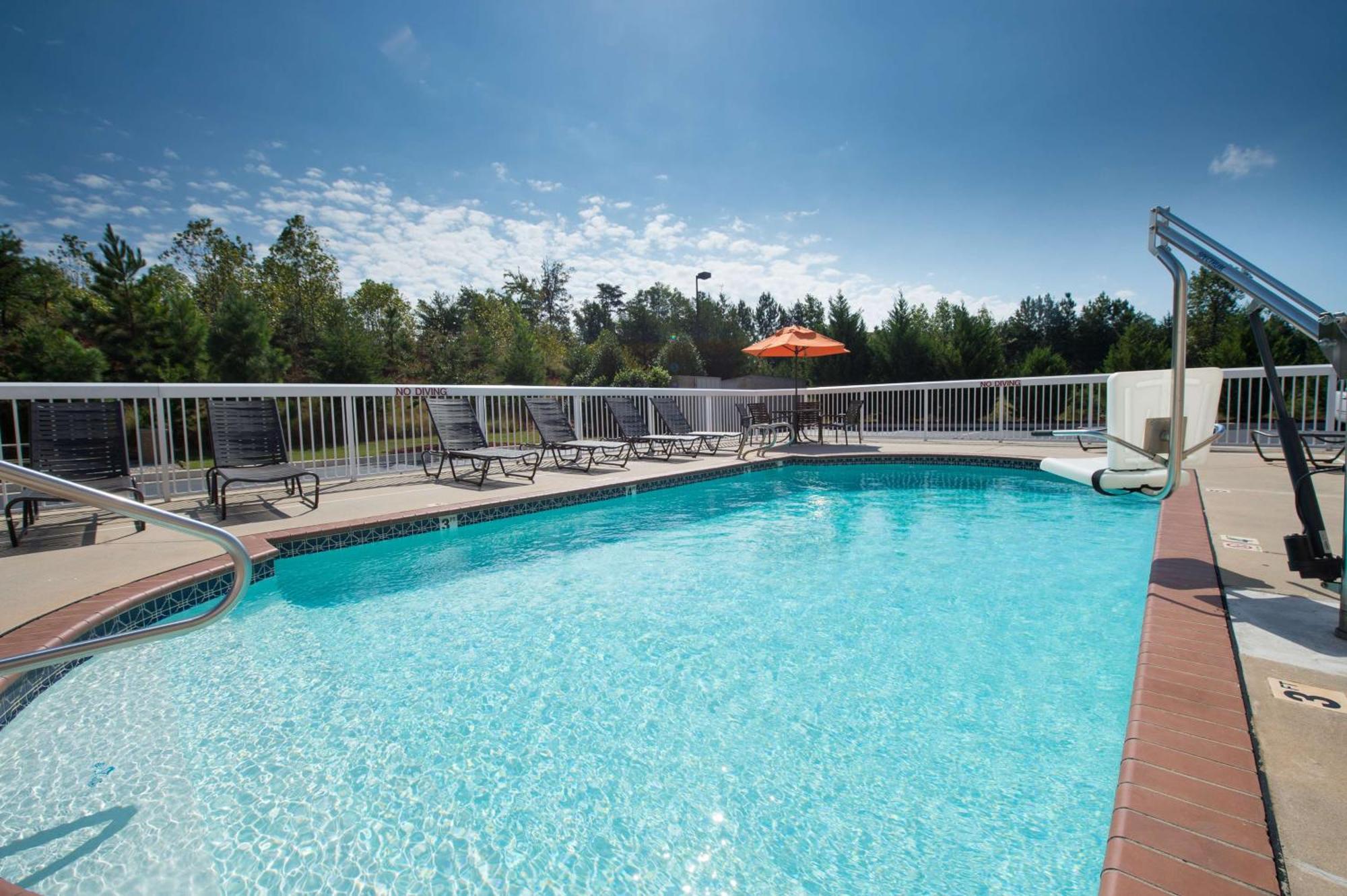 Hampton Inn Cornelia Bagian luar foto