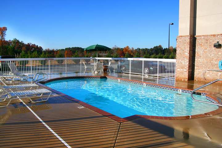 Hampton Inn Cornelia Bagian luar foto