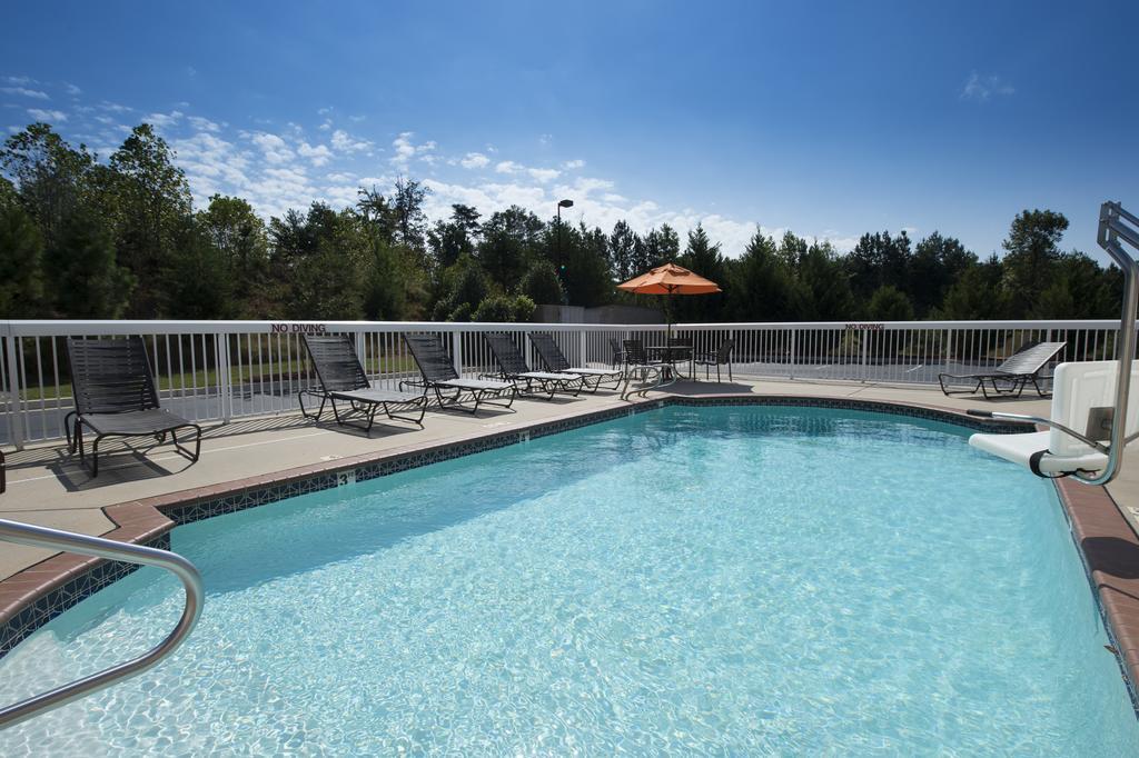 Hampton Inn Cornelia Bagian luar foto